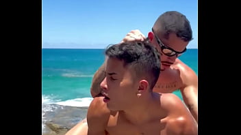 FUDENDO NA PRAIA.