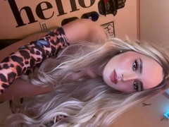 Amateur blonde babe masturbates on cam