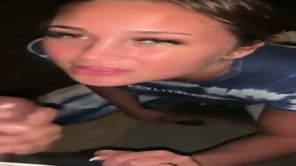 Une blonde amateur super mignonne offre une pipe a un noir