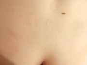 Imprévu 1/3 GOLDEN SHOWER : sa première petite douche dorée, il lui arrose le cul et elle aime ça