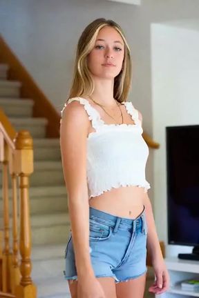 Hometown cutie teases her juicy booty in a homemade video with friends