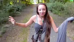 Petite Amie Amateur Fait Une Pipe Risquee Dans Un Parc