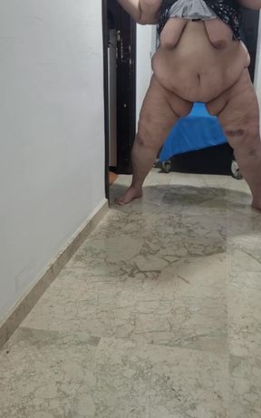 Vicious Pissing Coolmarina Is so Horny That After Mopping up Her Pee, She Puts the Mop Stick in It