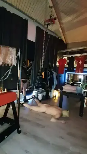 🇺🇲 Me and Master Tom have decided to slaughter a pig. With Tom's help I pull our pig up on the pulley and when it's hanging nicely upside down I'm looking at it from every side and already making pla…
