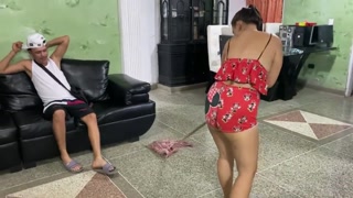 me le insinuo a mi padrastro para que me folle mi gran culo