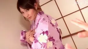 Chica japonesa sexy en quimono muestra sus tetas y seduce