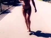 esperanza gomez caminando desnuda en la calle