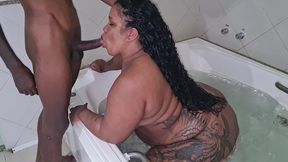 estreando meu brinquedinho novo - sexo na hidromassagem