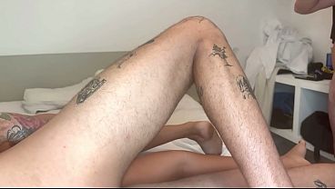 MARIDO CORNO AMADOR CUCKOLD DIVIDINDO A ESPOSA GOSTOSA SAFADA COM 2 AMIGOS