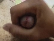 Hombre solo y cachondo masturbándose su polla blanca antes de salir de casa