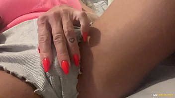 MILF gostosa do CLIT&Oacute_RIS GRANDE se masturba e goza gostoso enquanto assiste TV&ndash_ Fabi Drumond