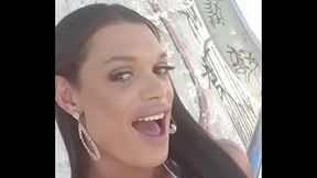 A linda trans Magaly Vaz sensualizando na rua