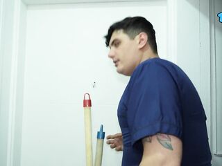 Dandole verga a mother I'd like to fuck culona en el telo mientras el de limpieza nos escucha - Silvana Lee & DaniClark