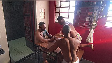 Jogo de cartas entre amigos termina em putaria - Parte 01