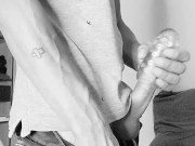 Grosse éjaculation en noir et blanc