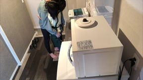 仕事で疲れて帰ってきた旦那をフェラ抜きしようとしたけど私がムラムラしてきちゃってキッチンでエプロンのままえっちしちゃいました。。