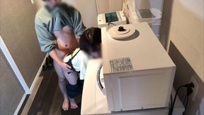 仕事で疲れて帰ってきた旦那をフェラ抜きしようとしたけど私がムラムラしてきちゃってキッチンでエプロンのままえっちしちゃいました。。