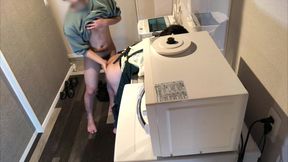 仕事で疲れて帰ってきた旦那をフェラ抜きしようとしたけど私がムラムラしてきちゃってキッチンでエプロンのままえっちしちゃいました。。