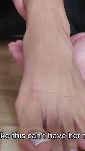 Vitoria Vonteese’s Boyfriend Double Foot Worship and Cums All Over 4 Soles