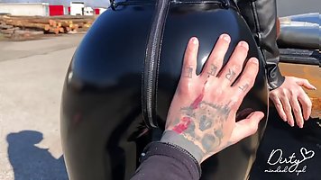 Amateurbabel in shiny vinyl latex leggings gets a huge load of jizz