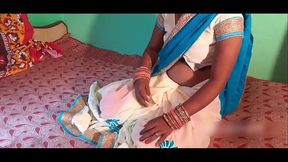 व्हाइट साड़ी में दीवाल चूची रगड़ रही देवर ने देखा जबरदस्ती चूत मारी और गाड़ की चुदाई जमकर चुदाई anal sex