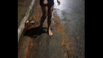 Mostrando os peitos na rua