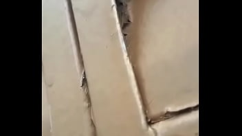 Gemendo &eacute_ o esposo ouvindo tudo do lado de fora