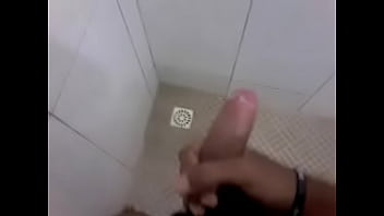 punhetando no banheiro