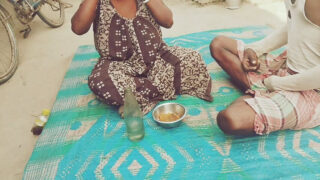 Горячая девушка принимает его глубоко в свою узкую задницу