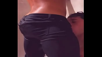 Despues de la peda nos duchamos juntos mi compa hetero y yo y tremenda follada que hacemos