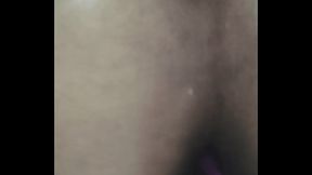 Dotado branquinho batendo uma com vibrador no cuzinho