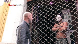 Des mecs chauds se font un fist-fucking anal massif lors d’une session BDSM intense