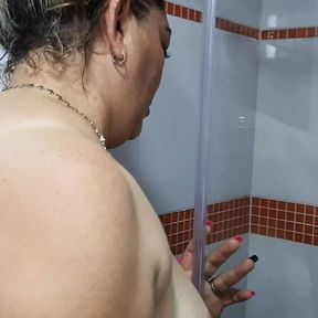 I suck my stepson&#039;s cock while he takes a shower.