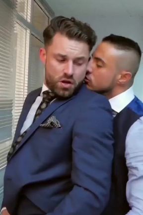 MENATPLAY - Klein Kerr seduced by suited gay boss James Castle