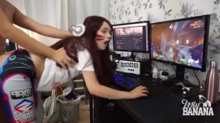 Dziewczyna cosplay D.Va otrzymuje spermę podczas gry w Overwatch
