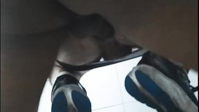 Homens sujos traidores, traindo no banheiro do bar onde passaram a tarde inteira flertando.