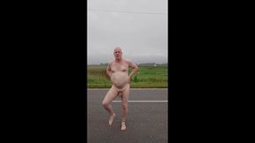 exhibitionist macht striptease auf der landstrasse