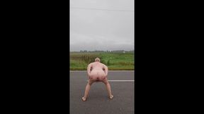 exhibitionist macht striptease auf der landstrasse