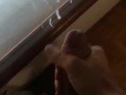 Ragazzo arrapato viene sulla finestra coprendola di sperma