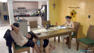 哥伦比亚熟女业余爱好者被粗暴地肛交并射精，疯狂喷射