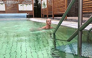Lara-cumkitten, public ficktreffen in der therme sauna