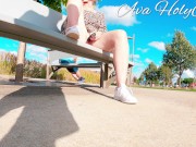 Vibromasseur sur un banc public avec un inconnu derrière moi