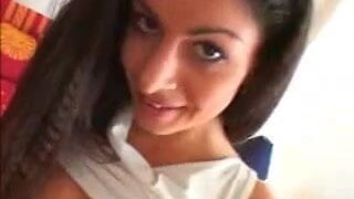 Bro memukul pantat Jennifer London dan Lucy Lee dalam threesome panas dengan aksi oral