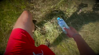 Sert dış mekan korunmasız seks: büyük penisli baba amatör eşcinsel erkeğin kıçını sertçe beceriyor