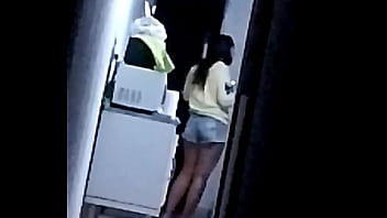 Empinando a bunda pra provocar