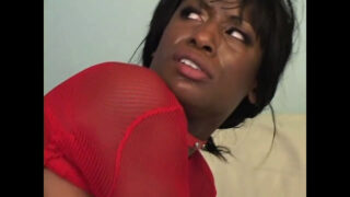 시나 번즈는 엄청나게 큰 남근을 자신의 항문에 깊숙이 받아들입니다