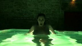 viens me rejoindre dans mon jacuzzi geant, et viens prendre ton pied. je t y ...