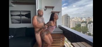 Culona tatuada cogiendo duro