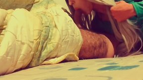 Homem de rua talentoso faz sexo anal na calçada.