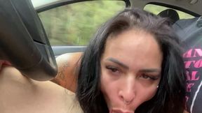 pocahontas babando, engasgando e quase vomitando no boquete dentro do carro